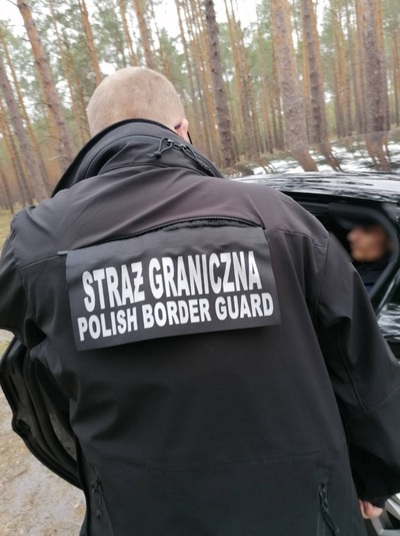 Funkcjonariusz Straży Granicznej z zatrzymanym obywatelem Mołdawii 