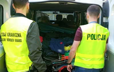 Funkcjonariusze zabezpieczają podrabiany towar 
