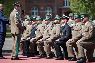 Komendant Główny SG gen. dyw. SG T. Praga promuje na stopień podporucznika SG 