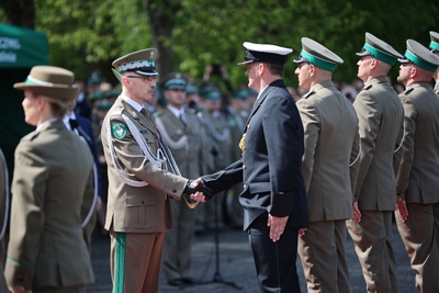 Komendant Główny SG gen. dyw. SG T. Praga gratuluje nowo promowanym na stopień podporucznika SG 