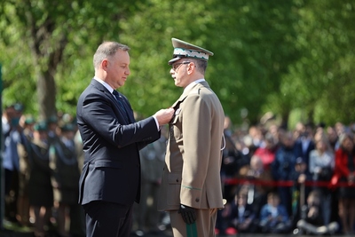 Komendant Główny SG gen. dyw. SG T. Praga zostaje odznaczony Krzyżem Oficerskim Orderu Odrodzenia Polski 