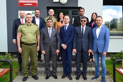 Zdjęcie pamiątkowe funkcjonariuszy SG z delegatami z Republiki Iraku przed Placówką SG w Lesznowoli 