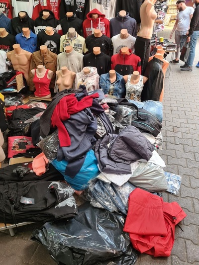 Stoisko z podrobionymi ubraniami 