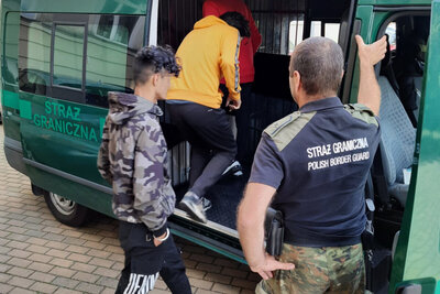 Imigranci ukrywali się w naczepie tira Imigranci ukrywali się w naczepie tira