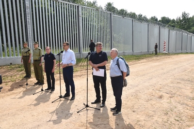 Konferencja prasowa przy barierze na granicy z Bialorusią 