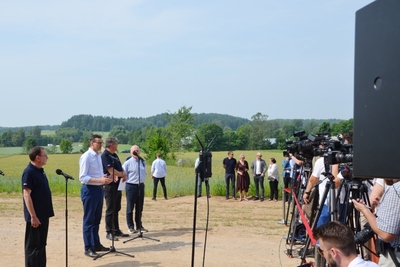 Konferencja prasowa przy barierze na granicy z Bialorusią 
