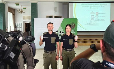 Prezentacja legitymacji służbowych przez funkcjonariuszy Straży Granicznej 