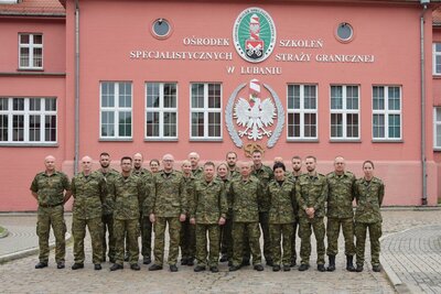 Zdjęcie grupowe przed wyjazdem na misję 