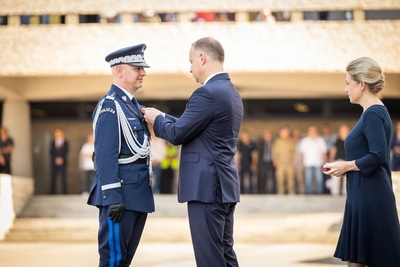 Prezydent RP wręcza odznaczenie Komendantowi Głównemu Policji 
