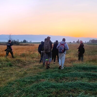 Polsko-macedoński patrol prowadzący zatrzymane osoby 