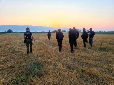 Polsko-macedoński patrol z zatrzymanymi osobami 