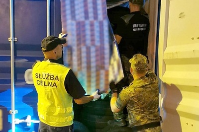 Funkcjonariusze SG i KAS zabezpieczają nielegalny towar 