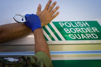 funkcjonariusz używający kajdanek 