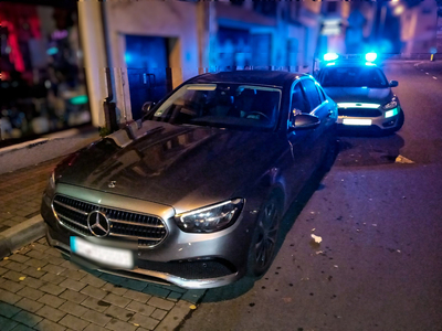 zabezpieczone auto na ulicy 