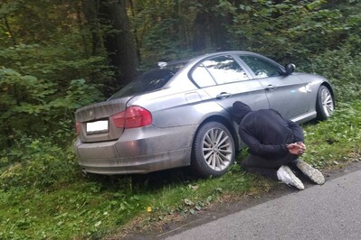 Zatrzymany mężczyzna obok samochodu BMW 