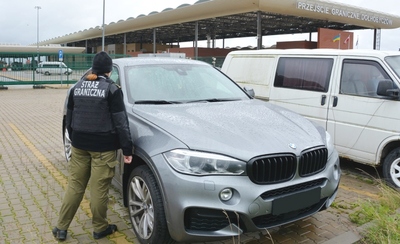 Funkcjonariuszka SG zabezpiecza odzyskane bmw 