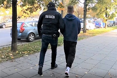 funkcjonariusz SG prowadzący zatrzymanego 