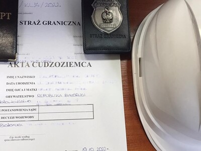 dokumenty służbowe, odznaka SG, paszport, kask 