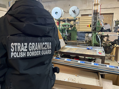 Funkcjonariusz SG zabezpiecza nielegalny towar 