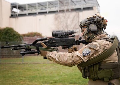 Funkcjonariusz z karabinem maszynowym 7,62 mm UKM 2020S 