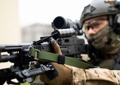 Funkcjonariusz z karabinem maszynowym 7,62 mm UKM 2020S 