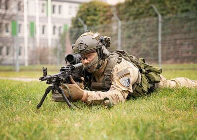 Funkcjonariusz z karabinem maszynowym 7,62 mm UKM 2020S 