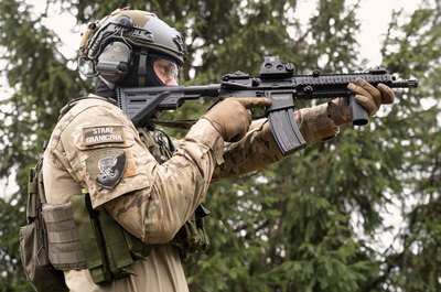 Funkcjonariusz WZD z karabinkiem HK416 