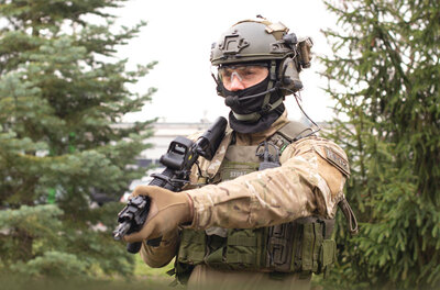 Funkcjonariusz WZD z karabinkiem HK416 