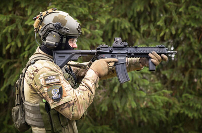 Funkcjonariusz WZD z karabinkiem HK416 