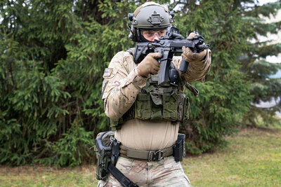 Funkcjonariusz WZD z karabinkiem HK416 
