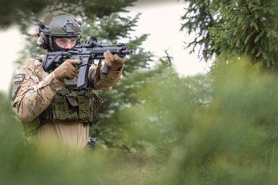 Funkcjonariusz WZD z karabinkiem HK416 