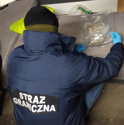 Funkcjonariusz SG zabezpiecza nielegalny towar 