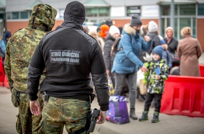 Funkcjonariusze SG pomagają obywatelom UA 