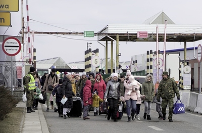 Funkcjonariusze SG pomagają obywatelom UA 