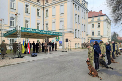 Uroczystość przekazania psów saperskich ukraińskim żołnierzom 