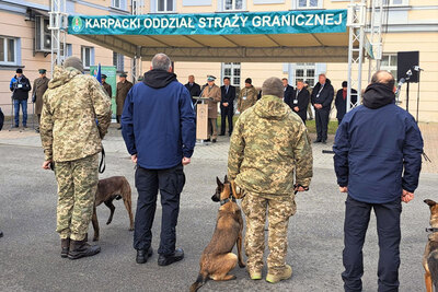 Uroczystość przekazania psów saperskich ukraińskim żołnierzom 