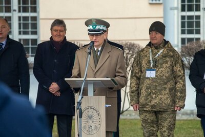 Uroczystość przekazania psów saperskich ukraińskim żołnierzom 