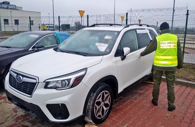 Funkcjonariusz SG zabezpiecza subaru 