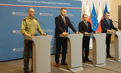 Komendant Główny SG gen. dyw. SG T. Praga przemawia w czasie Konferencji prasowej w MSWiA dotyczącej utworzenia Wyższej Szkoły SG w Koszalinie 