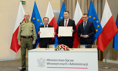 Komendant Główny SG gen. dyw. SG T. Praga w towarzystwie ministrów po podpisaniu listu intencyjnego o współpracy MSWiA i Ministerstwa Edukacji i Nauki w sprawie utworzenia Wyższej Szkoły SG w Koszalinie 