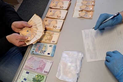Funkcjonariusze SG zabezpieczają gotówkę 