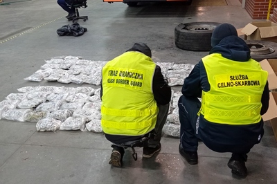 Funkcjonariusze zabezpieczają nielegalny towar 