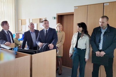 Goście oglądają Centrum Nadzoru bariery elektronicznej w komendzie Podlaskiego Oddziału SG 