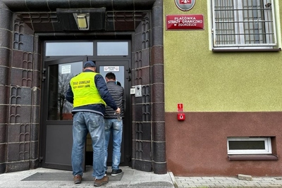 Funkcjonariusz SG doprowadza cudzoziemca do Placówki SG 