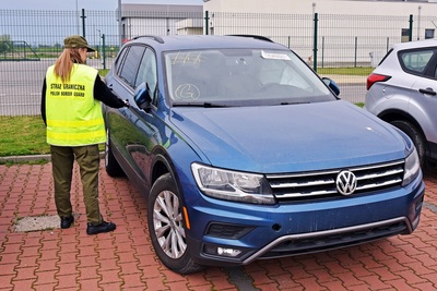 Funkcjonariuszka SG zabezpiecza auto 