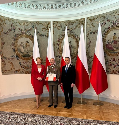 Flaga RP dla Komendy Głównej SG