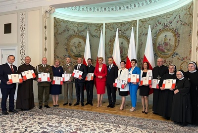 Flaga RP dla Komendy Głównej SG