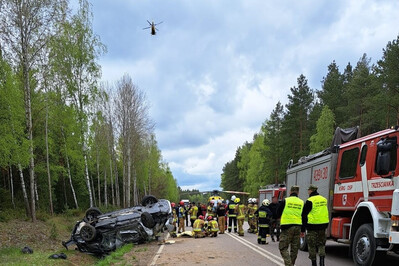 Służby ratują poszkodowanych w wypadku i zabezpieczają miejsce zdarzenia 