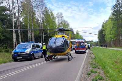 Służby ratują poszkodowanych w wypadku i zabezpieczają miejsce zdarzenia 