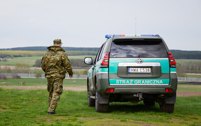 Funkcjonariusz SG w trakcie patrolu 